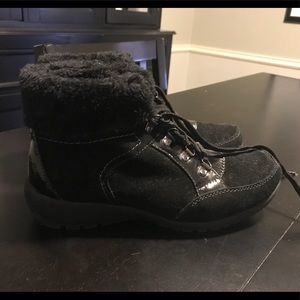 Women’s black winter hiking boots